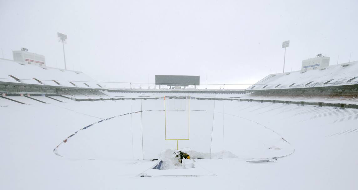 Orchard Park, NY, USA. Il Ralph Wilson Stadium completamente imbiancato per la tempesta di neve che ha colpito la zona in questi giorni (Reuters)